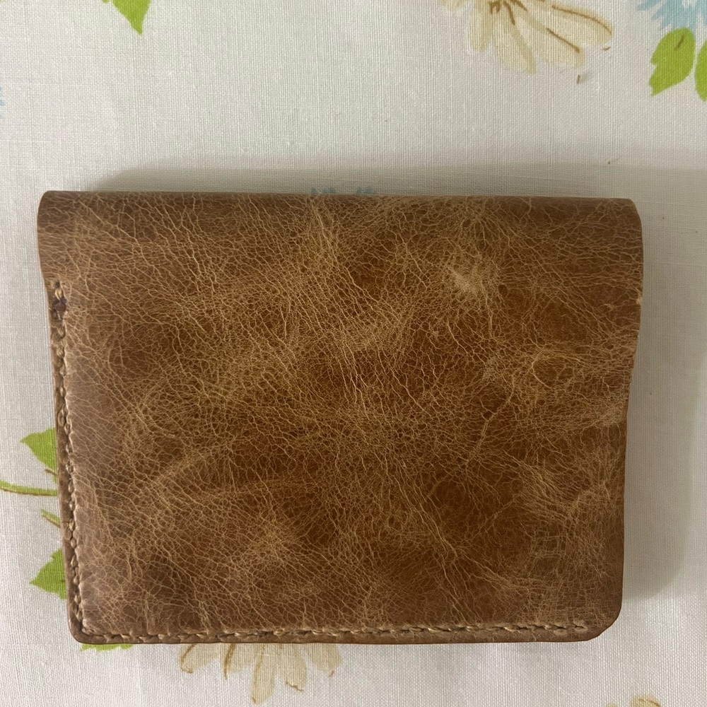 Hand Crafted Brown Wallet with Timeless Elegance - Picture 4 of 5